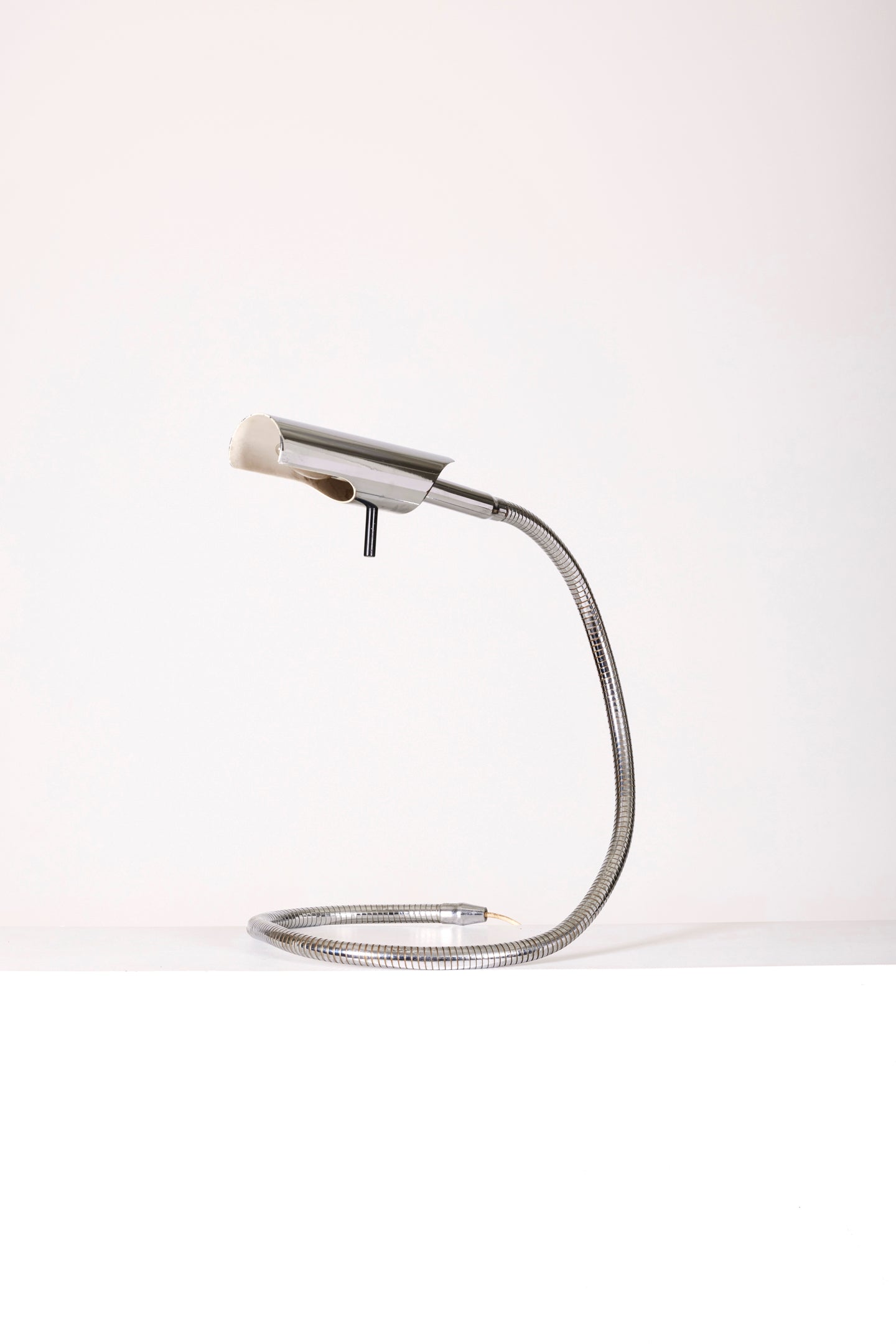 Lampe de bureau modèle F233 du designer Etienne Fermigier pour les Monix, années 1970. Lampe de table en métal chromé, légères traces d'usures à noter.