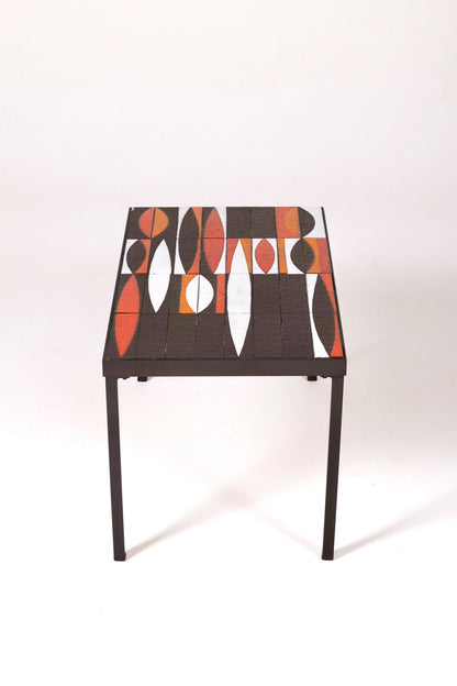 Table basse en céramique modèle Navette du céramiste Roger Capron, années 1960. La structure est en métal laqué noir et le plateau en céramique émaillée rouge, noir et blanc. Table signée R. Capron sur le coin. En parfait état. 