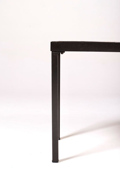 Table basse en céramique modèle Navette du céramiste Roger Capron, années 1960. La structure est en métal laqué noir et le plateau en céramique émaillée rouge, noir et blanc. Table signée R. Capron sur le coin. En parfait état. 