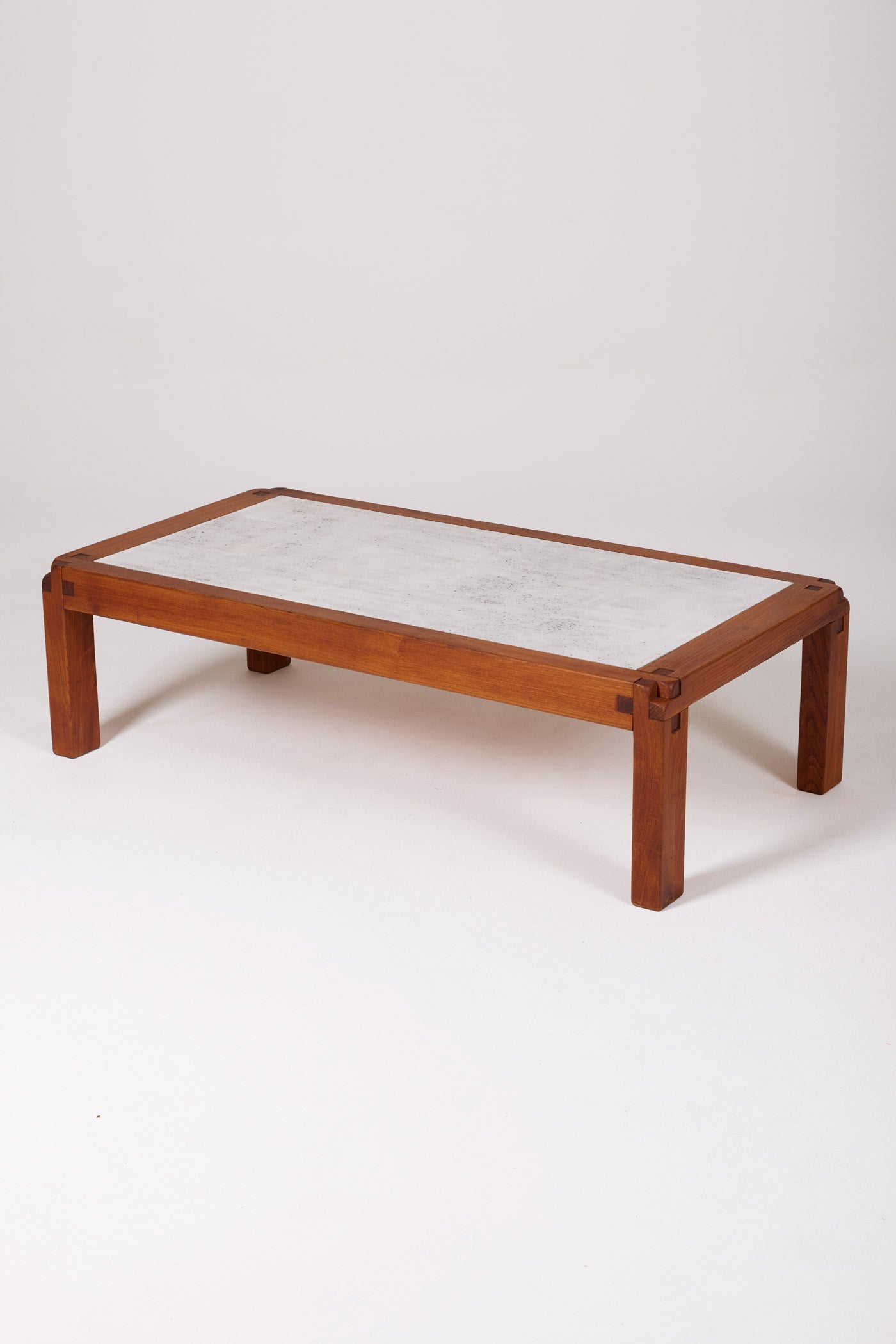 Table basse en orme et lave émaillée modèle T18 du designer Pierre Chapo, années 1960. Parfait état.