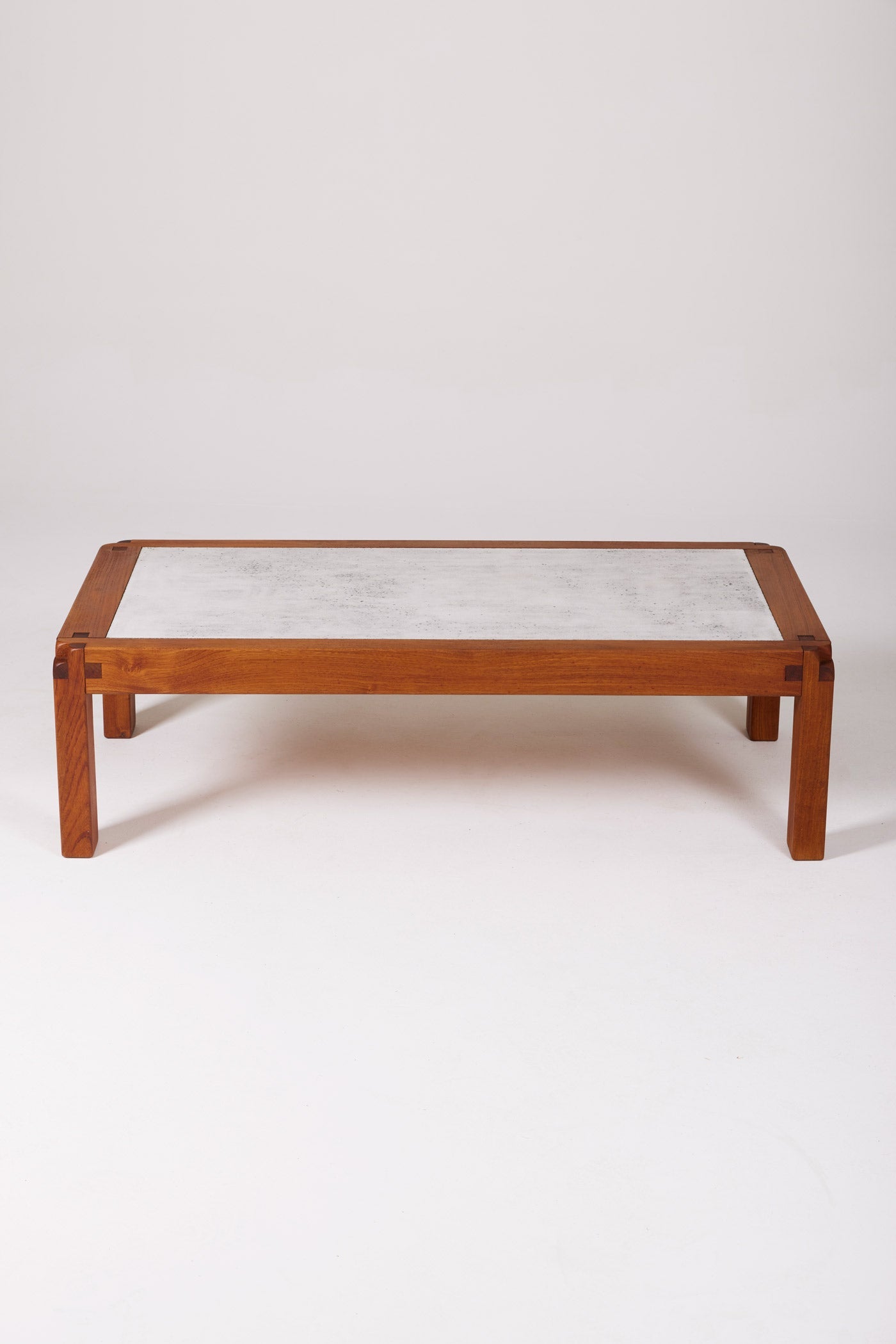 Table basse en orme et lave émaillée modèle T18 du designer Pierre Chapo, années 1960. Parfait état.