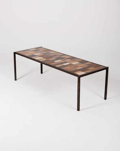 Table basse en céramique du designer Mado Jolain, années 1960. La structure en fer forgé a été réalisée par René Legrand. Le plateau en céramique est dans les tons marron et beige. Très bel état