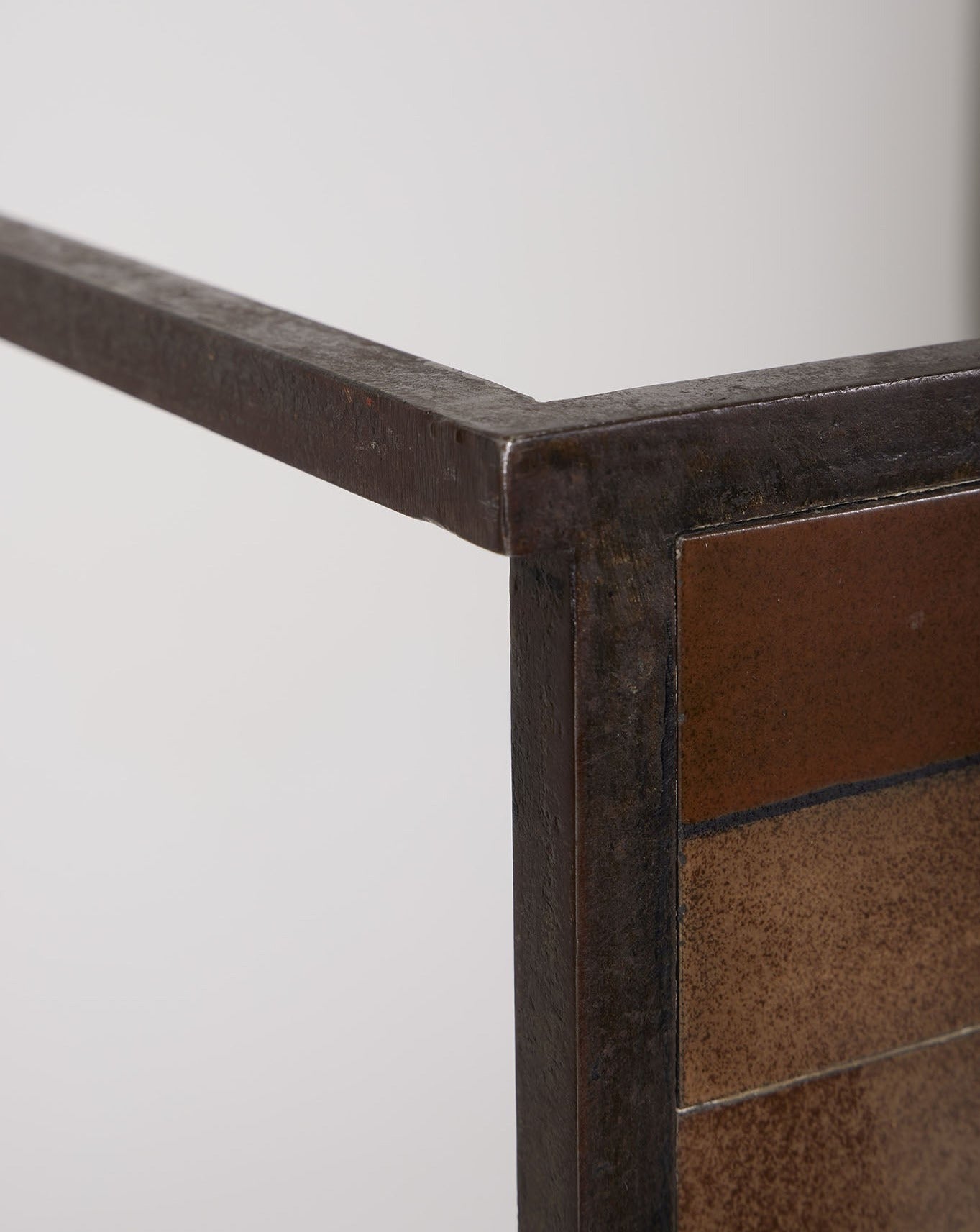 Table basse en céramique du designer Mado Jolain, années 1960. La structure en fer forgé a été réalisée par René Legrand. Le plateau en céramique est dans les tons marron et beige. Très bel état