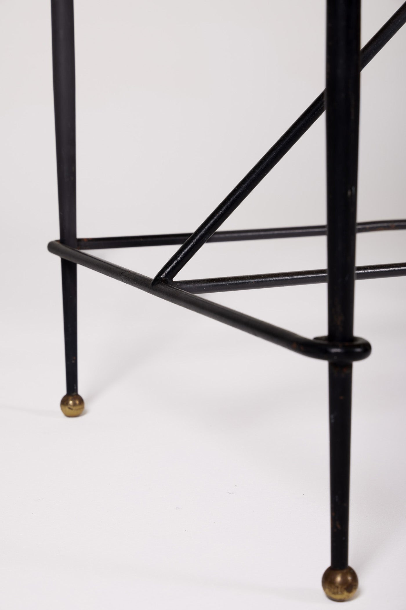  Bureau d'exception du designer Jacques Adnet (1900-1984), années 1940. Le piétement est en fer forgé patiné noir, le plateau en verre et les détails du bureau sont en cuir et laiton. Les deux tiroirs coulissants sont recouverts de cuir piqué à la main. Jacques Adnet a laissé une empreinte indélébile dans le monde du design avec son style distinctif et son innovation constante, il collabora notamment avec la maison Hermès sur des meubles en cuir de haute qualité, sa marque de fabrique.