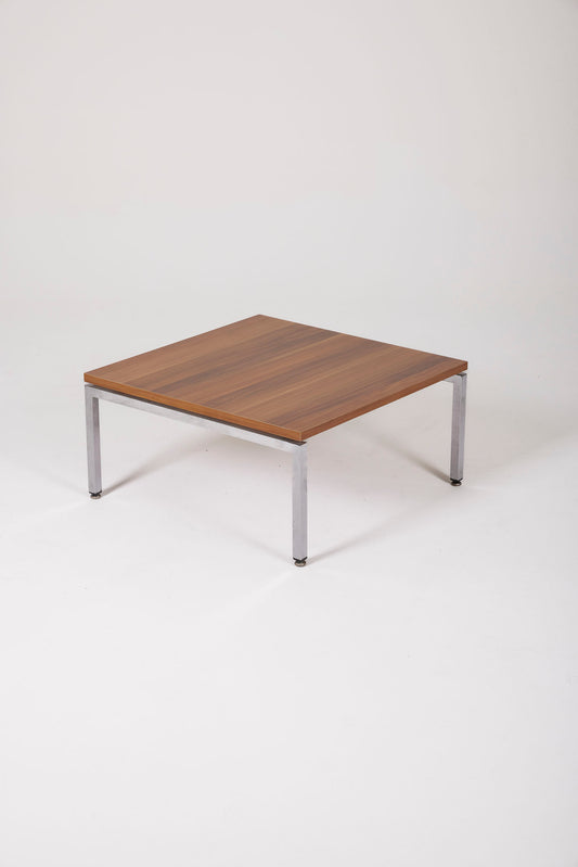 Table basse du designer Florence Knoll pour Knoll International, années 1950. Le plateau est en noyer. Le piètement est en acier chromé. Des légères traces d'usages sont à signaler.