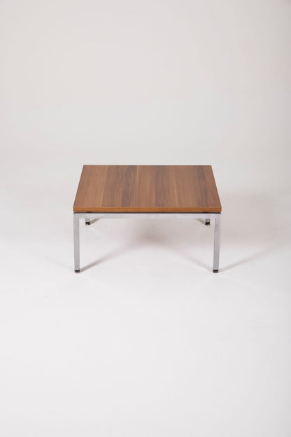 Table basse du designer Florence Knoll pour Knoll International, années 1950. Le plateau est en noyer. Le piètement est en acier chromé. Des légères traces d'usages sont à signaler.