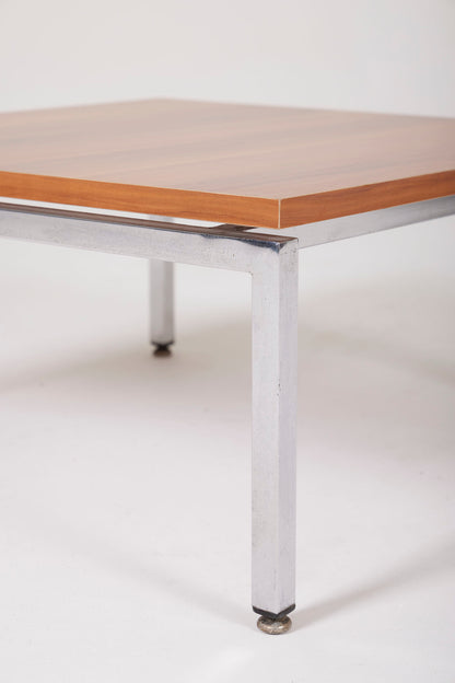 Table basse du designer Florence Knoll pour Knoll International, années 1950. Le plateau est en noyer. Le piètement est en acier chromé. Des légères traces d'usages sont à signaler.