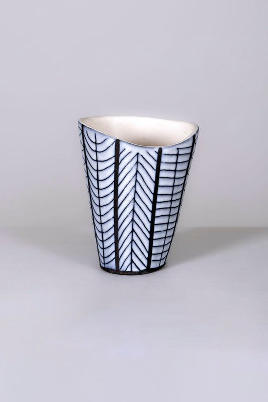 Vase en céramique émaillée du designer Roger Capron (1922-2006) années 1960. Décor en réserve noir et blanc. Ce vase est signé du céramiste Capron sur l'envers. Très bon état.