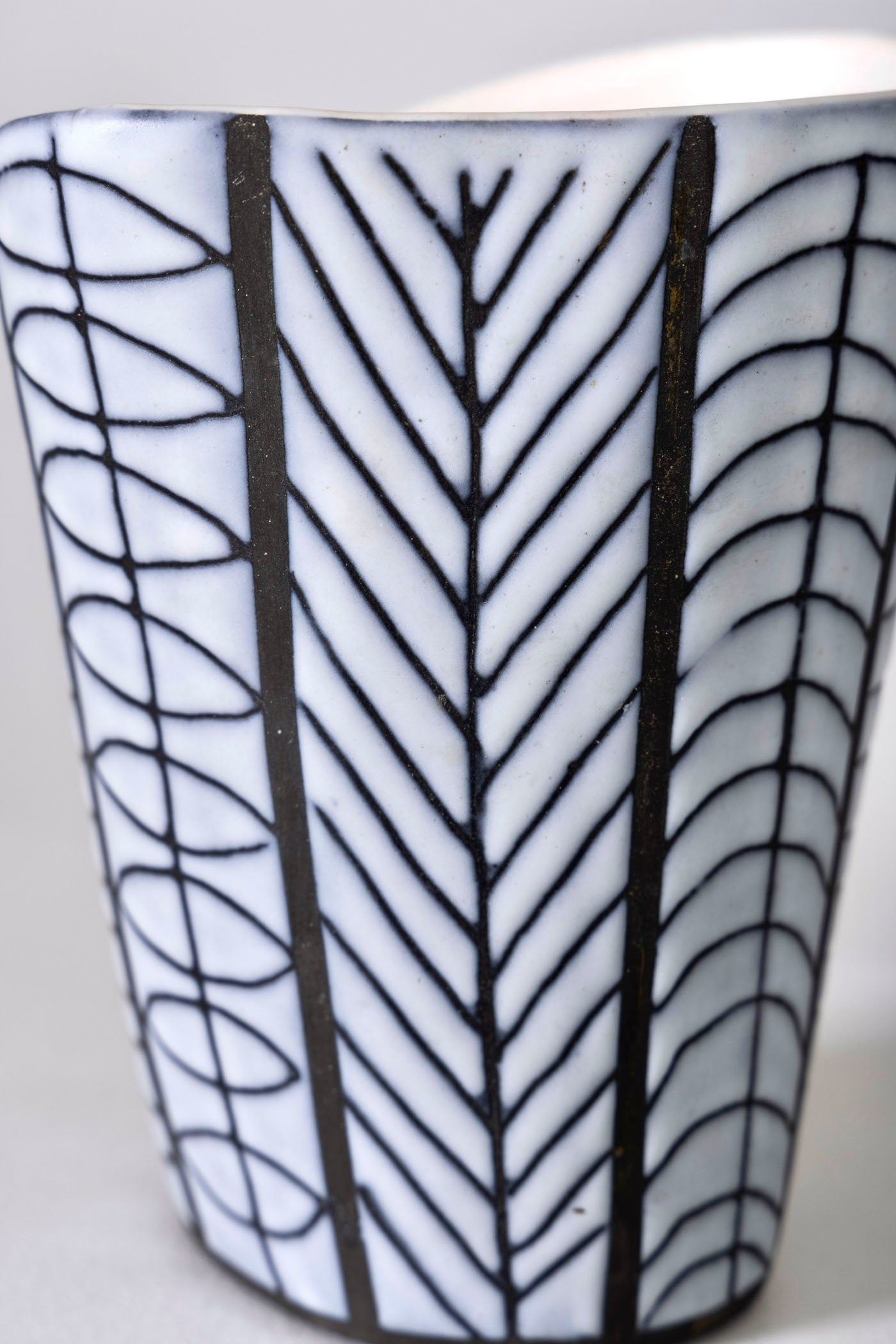 Vase en céramique émaillée du designer Roger Capron (1922-2006) années 1960. Décor en réserve noir et blanc. Ce vase est signé du céramiste Capron sur l'envers. Très bon état.