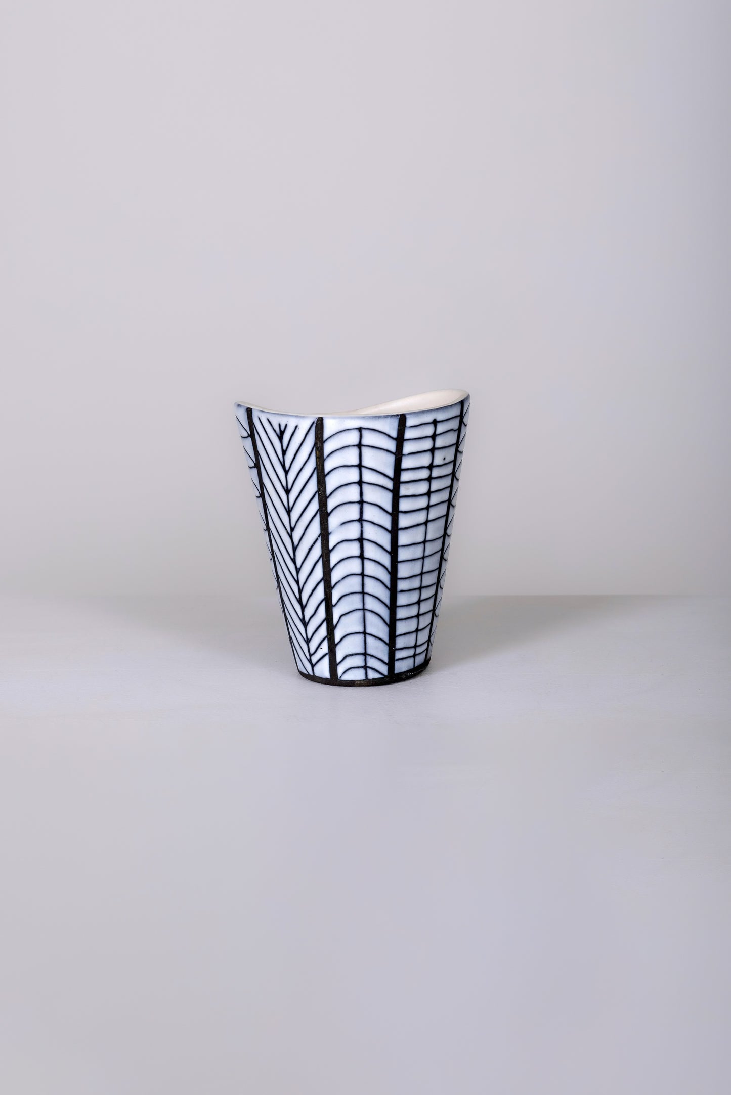 Vase en céramique émaillée du designer Roger Capron (1922-2006) années 1960. Décor en réserve noir et blanc. Ce vase est signé du céramiste Capron sur l'envers. Très bon état.