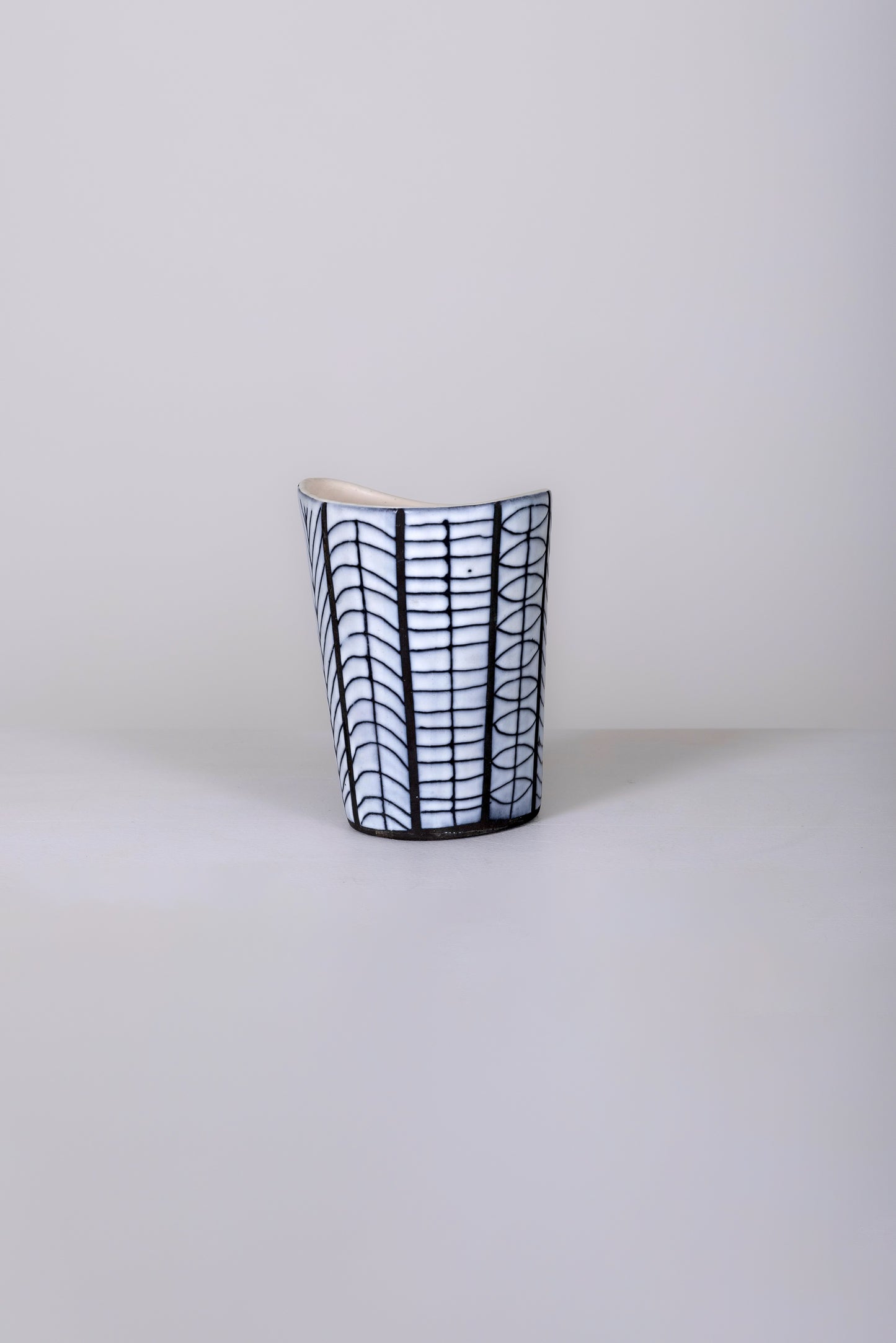 Vase en céramique émaillée du designer Roger Capron (1922-2006) années 1960. Décor en réserve noir et blanc. Ce vase est signé du céramiste Capron sur l'envers. Très bon état.