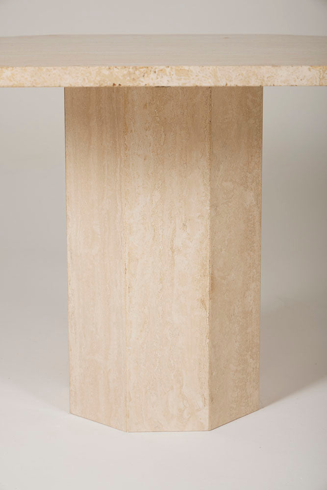 Table à manger de forme octogonale en travertin des années 1970. Le plateau et le pied se désolidarisent. Le travertin est une roche naturelle calcaire sédimentaire qui se marie aussi bien avec du bois, du marbre ou du métal. Très bon état général.