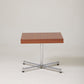 Table basse ou table d'appoint du designer Pierre Guariche (1926-1995), années 1970. Le plateau carré en bois sur un piétement en métal brossé. En très bon état.