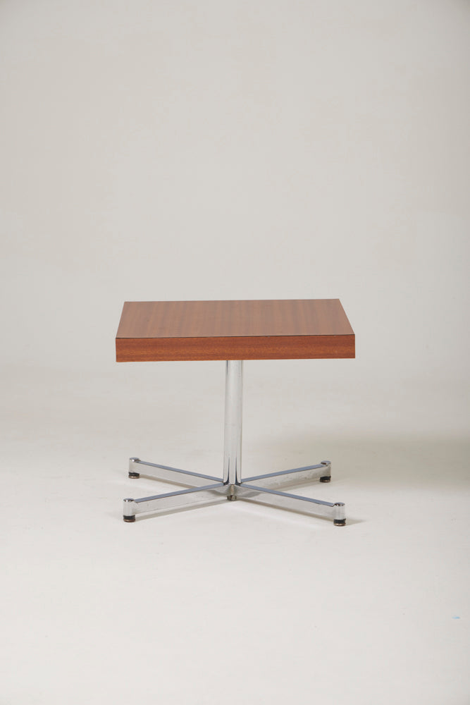 Table basse ou table d'appoint du designer Pierre Guariche (1926-1995), années 1970. Le plateau carré en bois sur un piétement en métal brossé. En très bon état.