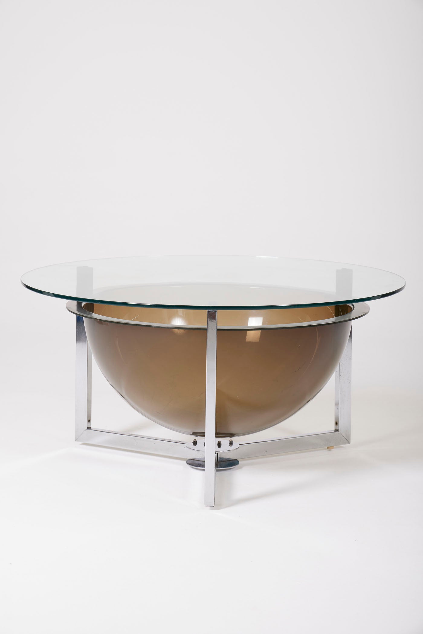 Table basse ou table d'appoint des années 1970. Elle est constituée d'un piètement en alu, d'un bac en plexiglas fumé et d'un plateau en verre. En bon état.