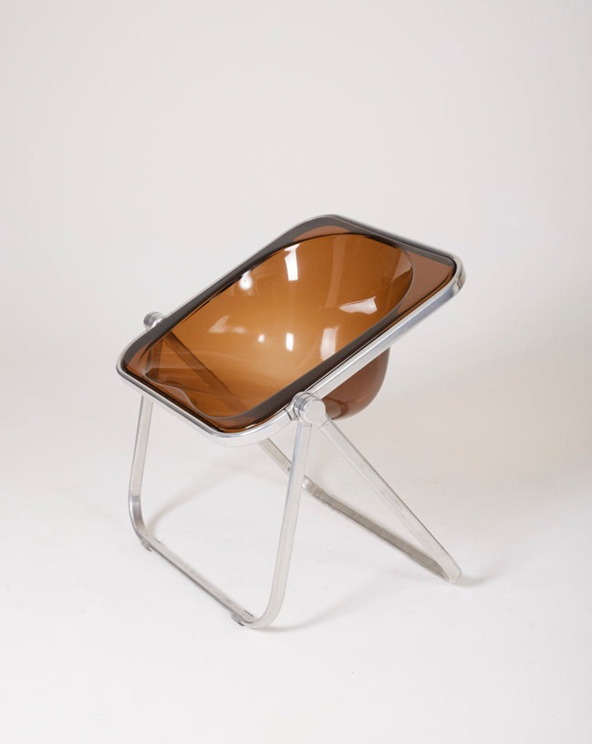 Fauteuil Plona de Giancarlo Piretti pour Castelli datant des années 1970. Structure en aluminium poli et coque en méthacrylate fumé. Très rare dans cet état. 3 fauteuils disponibles.