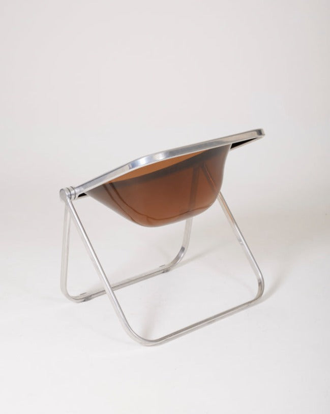 Fauteuil Plona de Giancarlo Piretti pour Castelli datant des années 1970. Structure en aluminium poli et coque en méthacrylate fumé. Très rare dans cet état. 3 fauteuils disponibles.