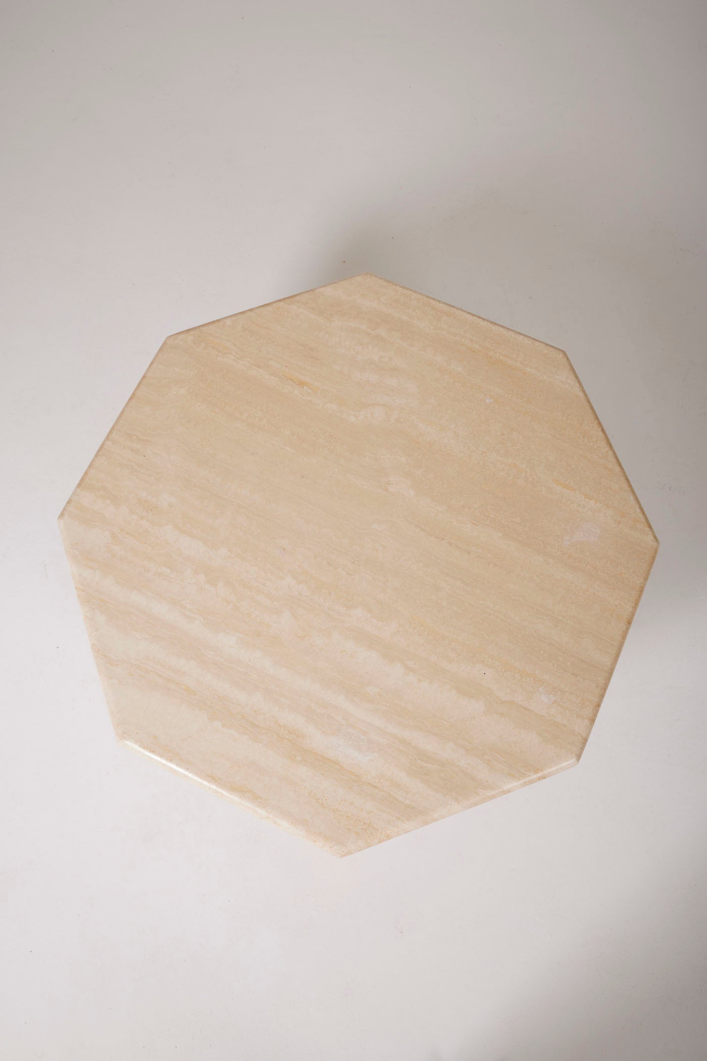 Table basse en travertin de forme octogonale typique des années 1970. Légères traces d'usure à signaler.