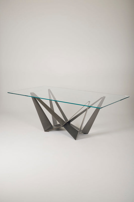 Table à manger Skorpio du designer italien Andrea Lucatello. Le piètement géométrique est en métal et le plateau en verre. En très bon état.