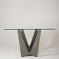 Table à manger Skorpio du designer italien Andrea Lucatello. Le piètement géométrique est en métal et le plateau en verre. En très bon état.