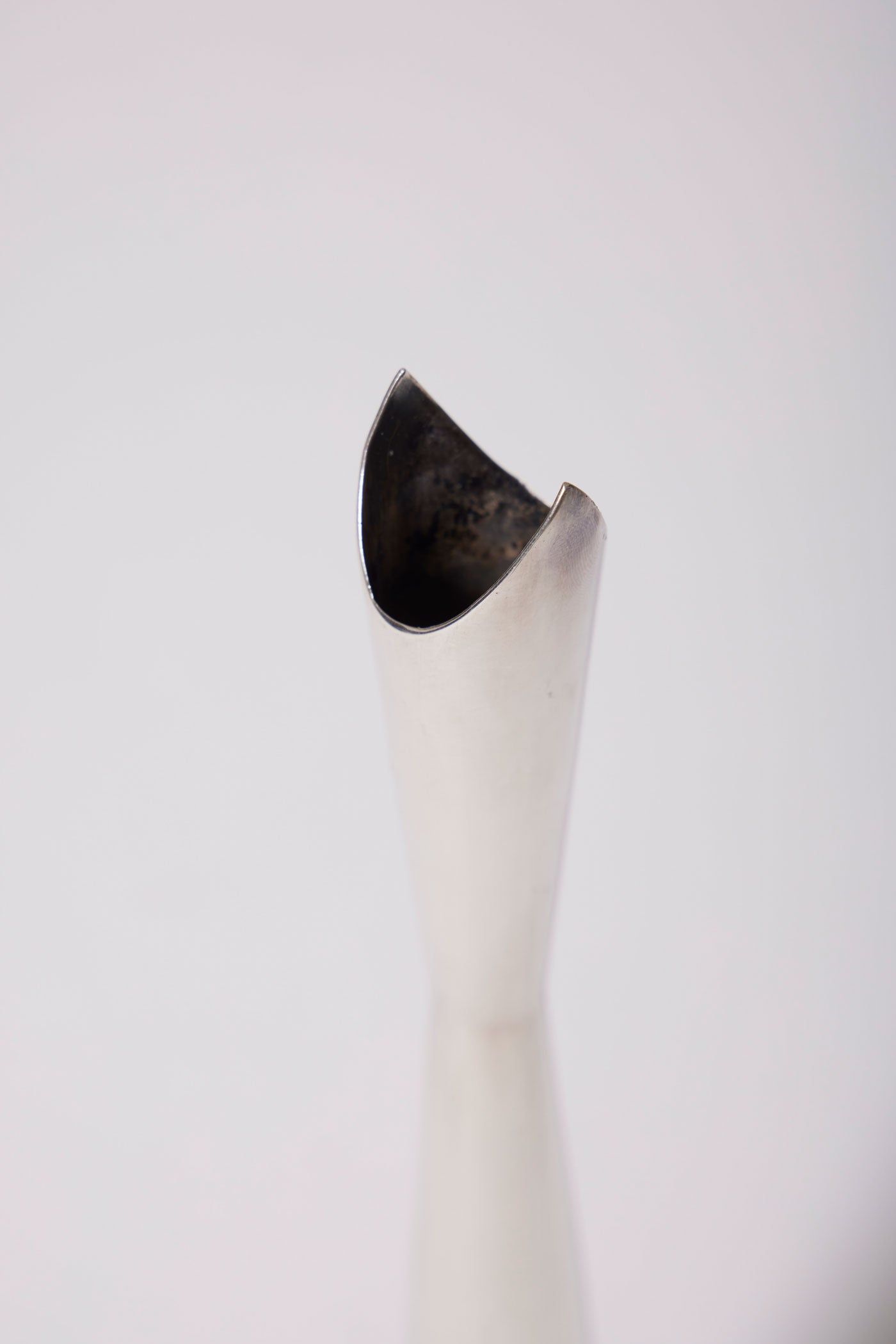 Vase ou soliflore en métal argenté du designer Lino Sabbatini (1925-2016), modèle cardinal créé en 1957, édité par la Maison Christofle. Modèle iconique du design des années 1960. Très bon état, infimes usures d'usage.