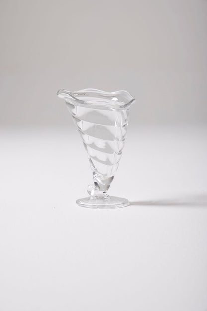 Ensemble de six coupes à glaces en verre en forme de coquillage. Très bon état général.