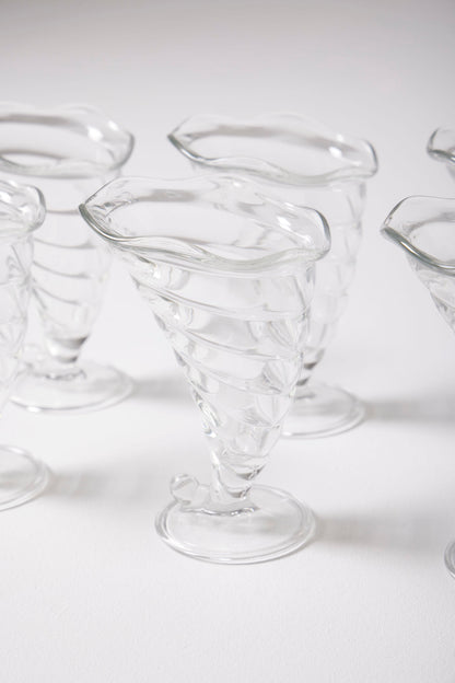 Ensemble de six coupes à glaces en verre en forme de coquillage. Très bon état général.