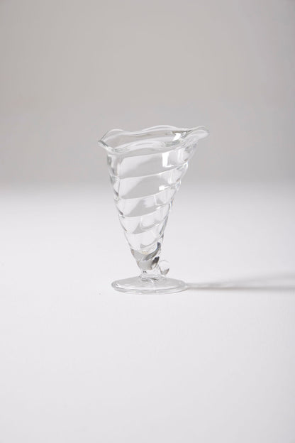 Ensemble de six coupes à glaces en verre en forme de coquillage. Très bon état général.