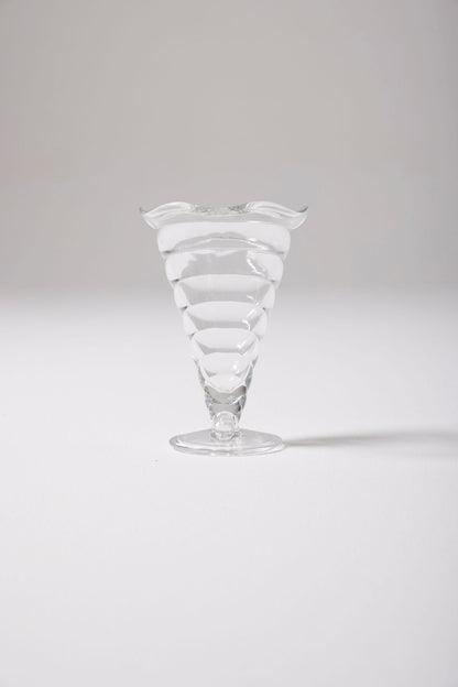 Ensemble de six coupes à glaces en verre en forme de coquillage. Très bon état général.