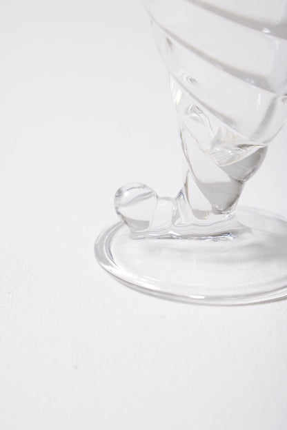 Ensemble de six coupes à glaces en verre en forme de coquillage. Très bon état général.