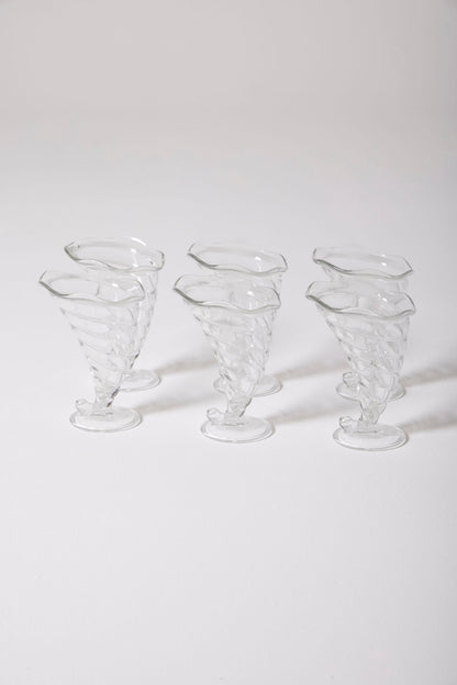 Ensemble de six coupes à glaces en verre en forme de coquillage. Très bon état général.