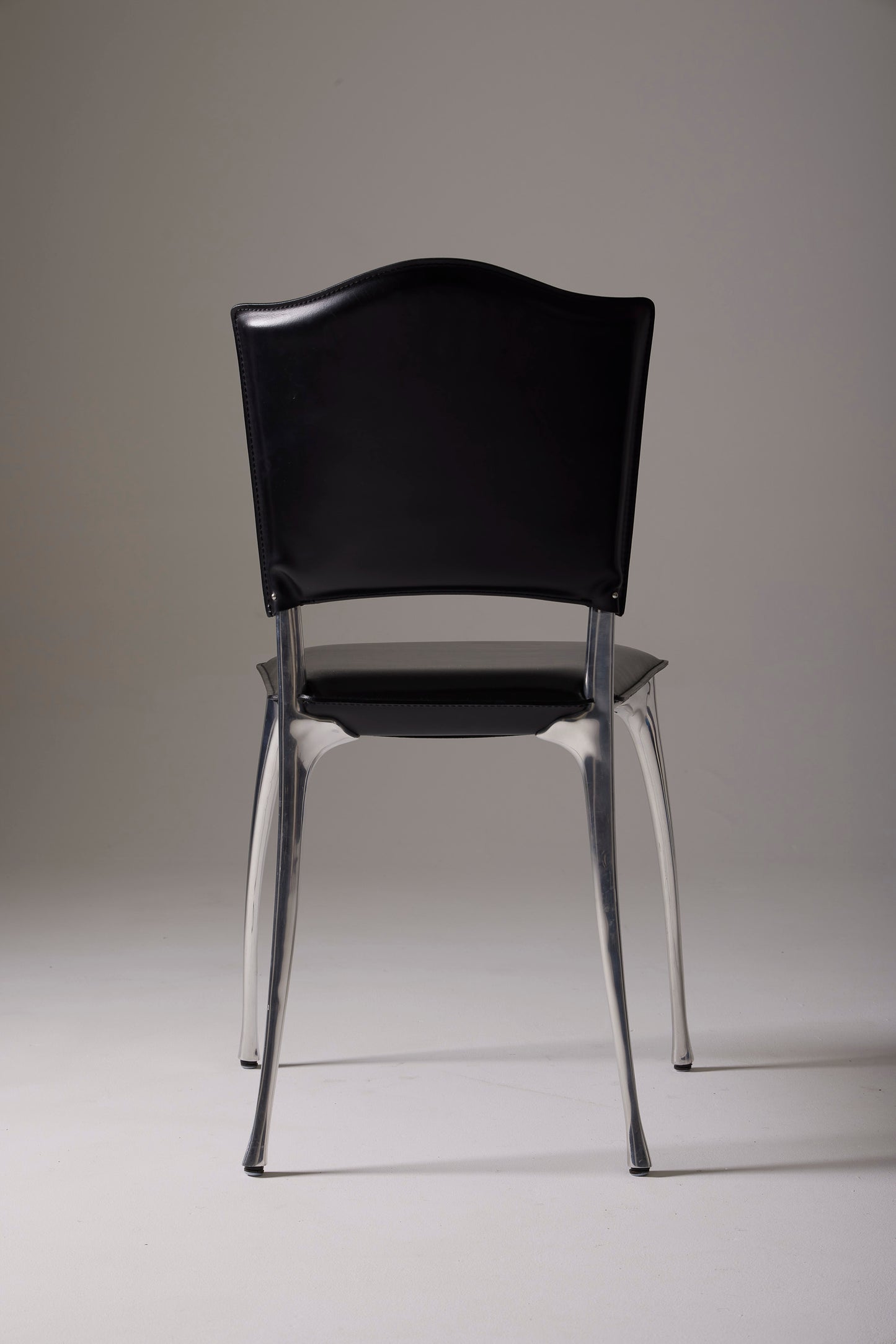Chaise en cuir noir Protis