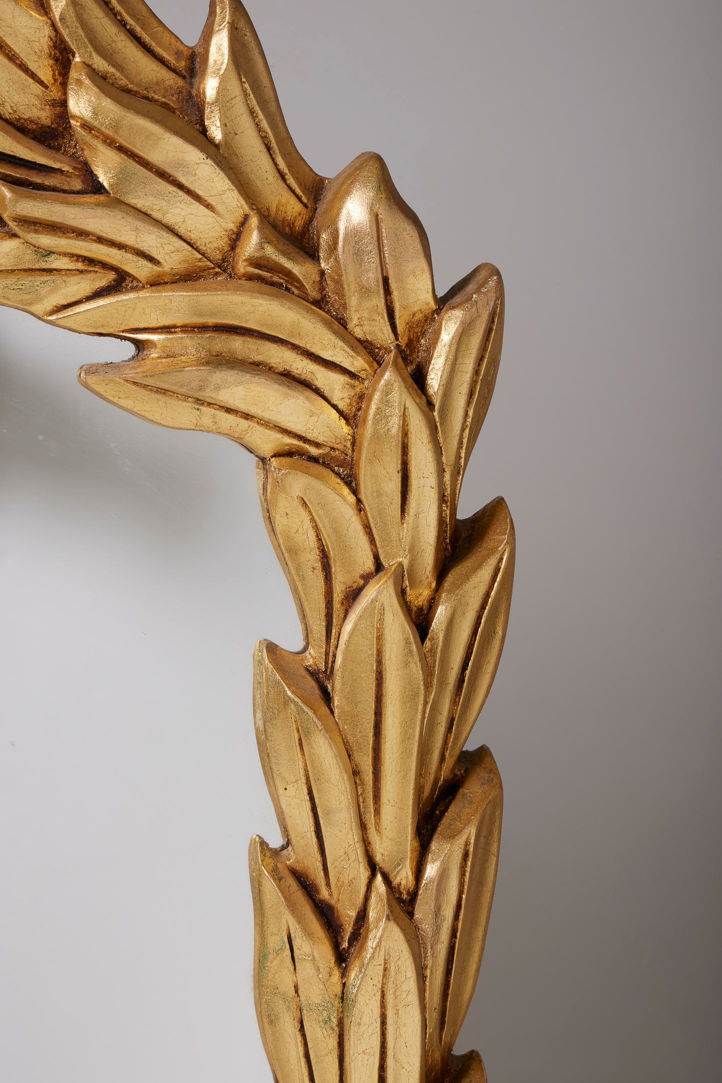 MIROIR EN BOIS SCULPTÉ DORÉ