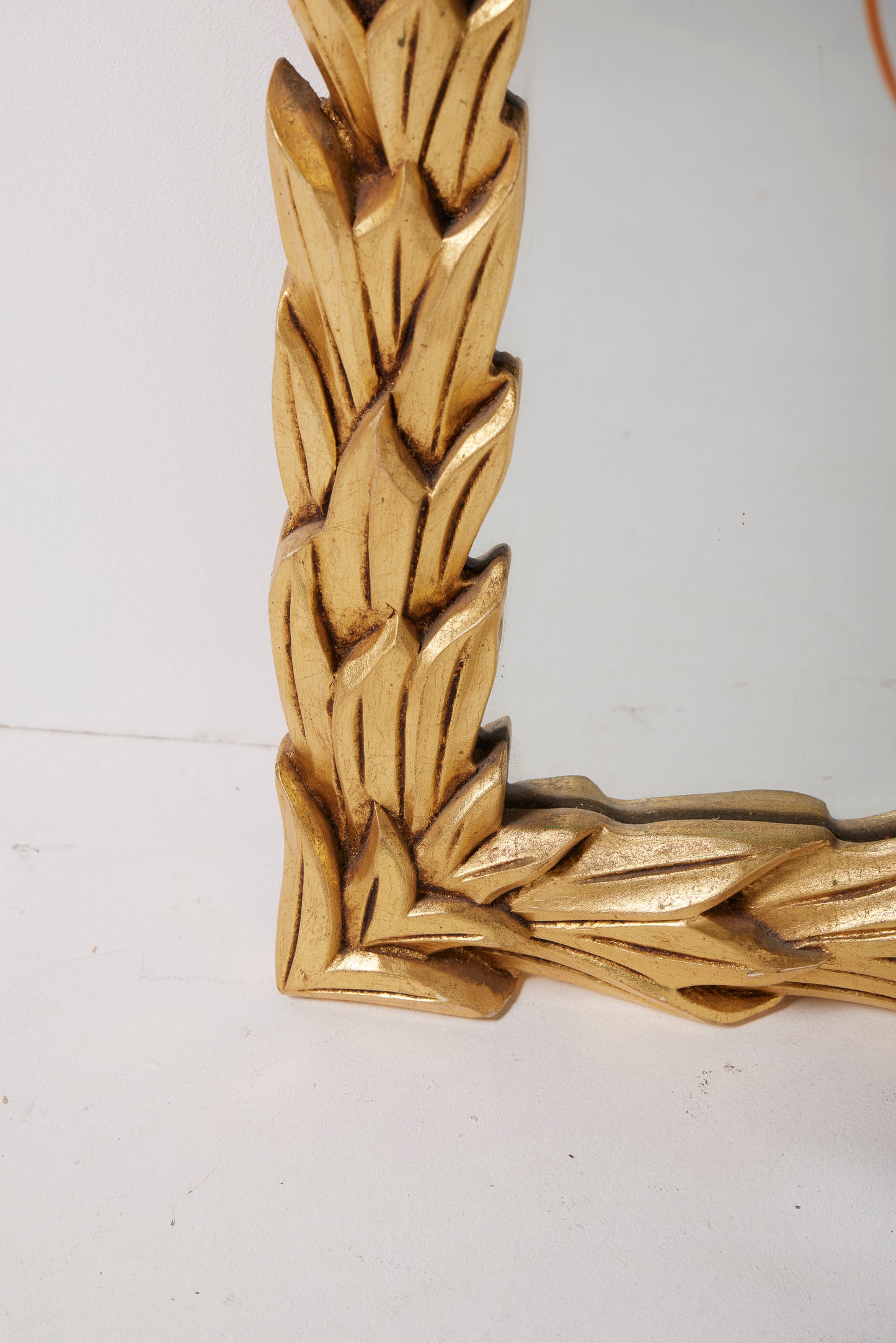 MIROIR EN BOIS SCULPTÉ DORÉ