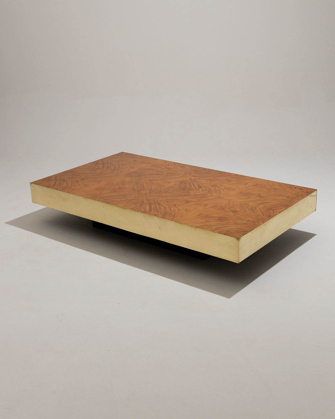 TABLE BASSE EN LOUPE D'ORME ET LAITON, 1970s