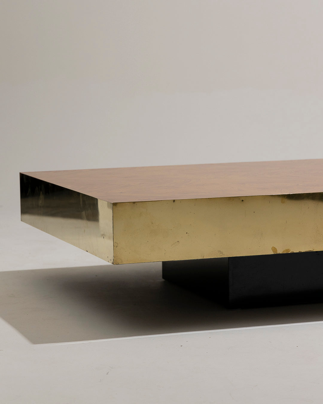 TABLE BASSE EN LOUPE D'ORME ET LAITON, 1970s