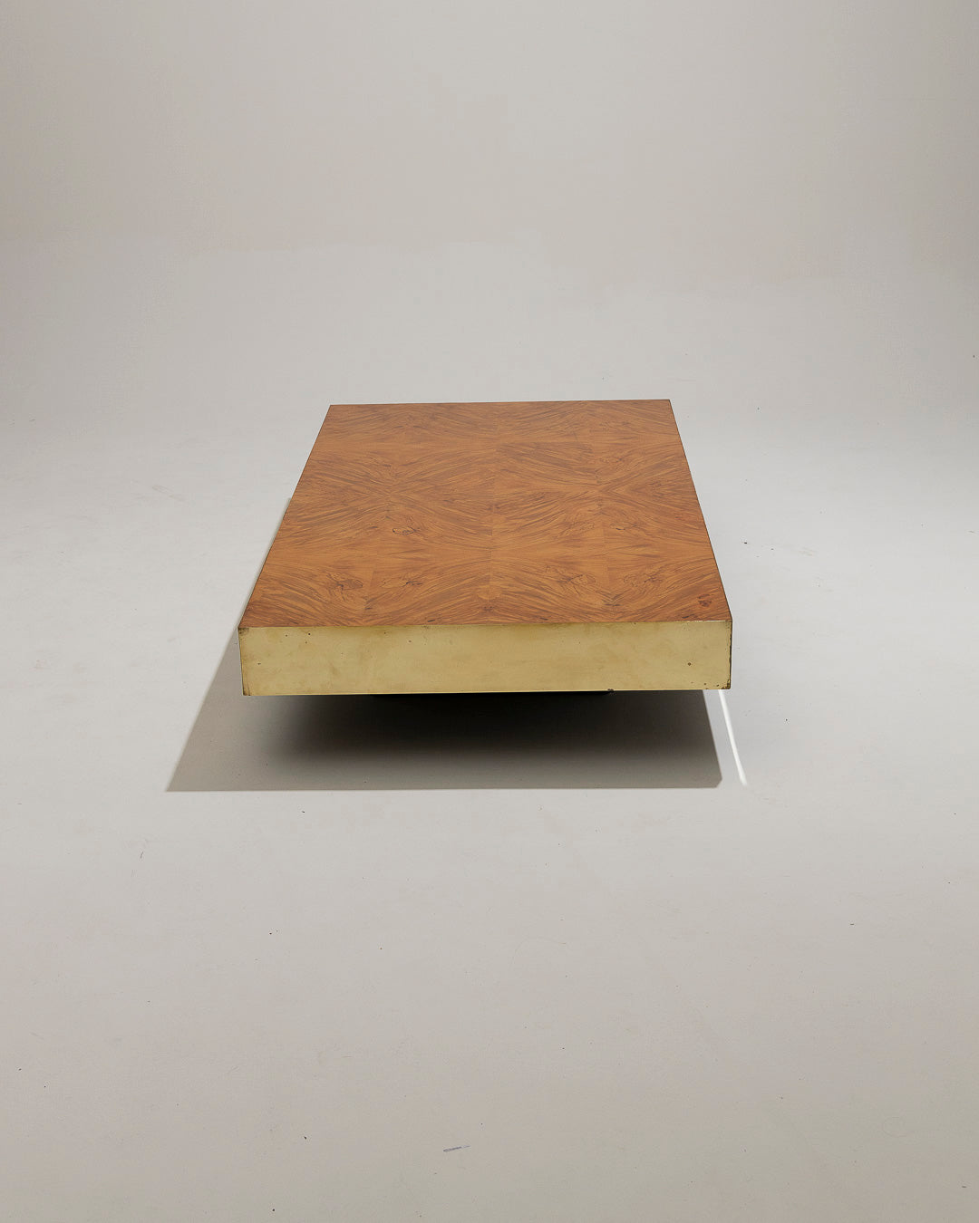 TABLE BASSE EN LOUPE D'ORME ET LAITON, 1970s