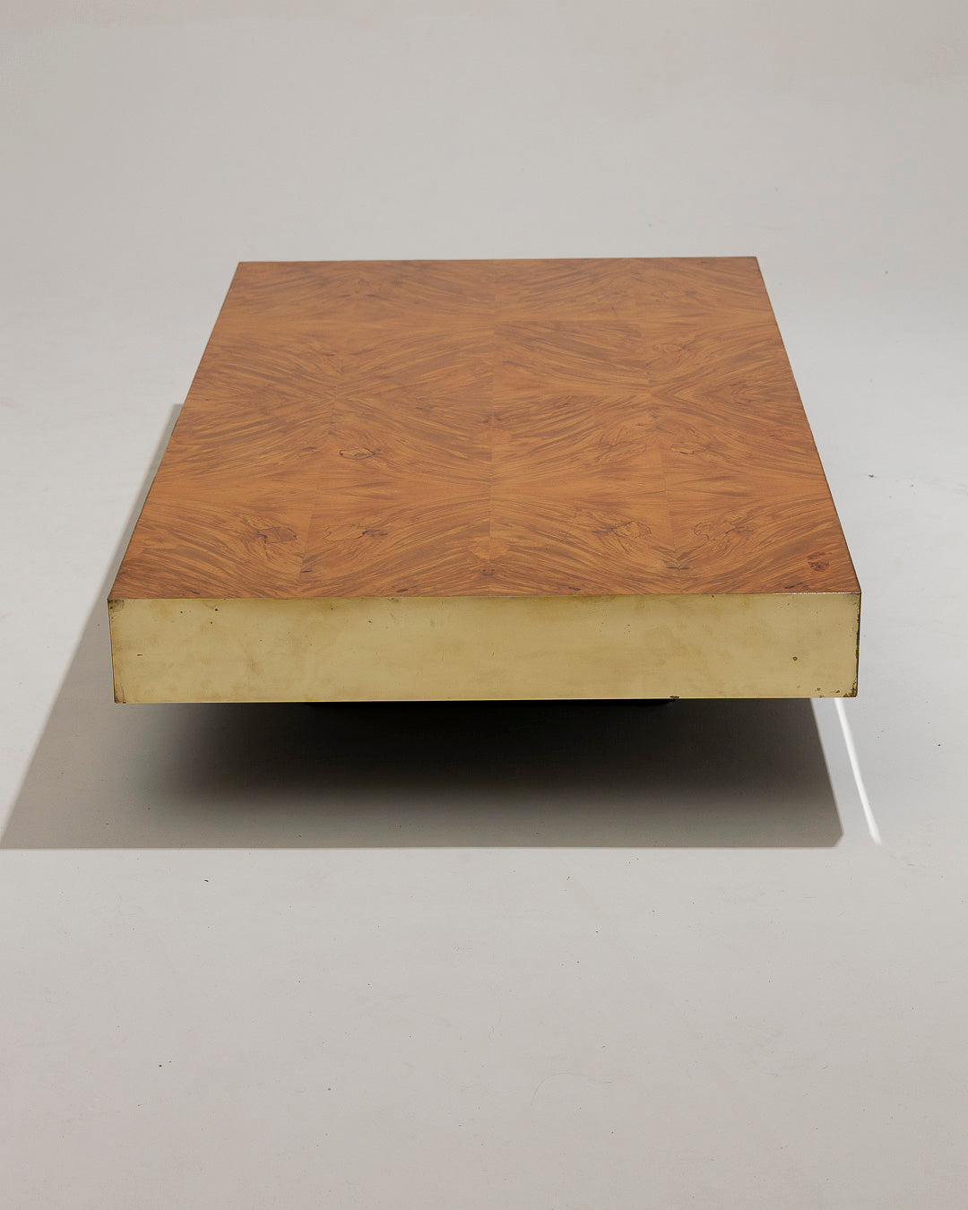 TABLE BASSE EN LOUPE D'ORME ET LAITON, 1970s