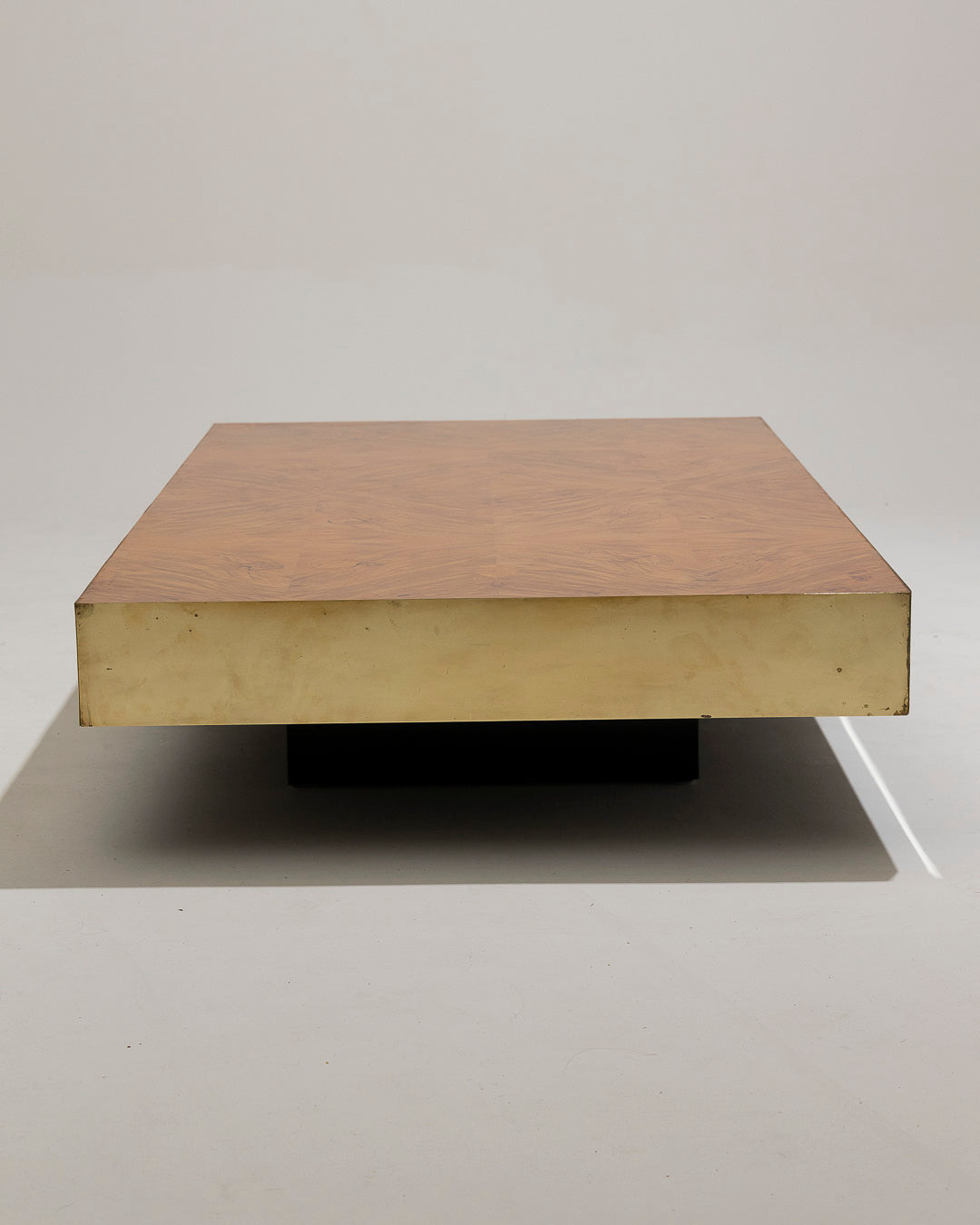 TABLE BASSE EN LOUPE D'ORME ET LAITON, 1970s