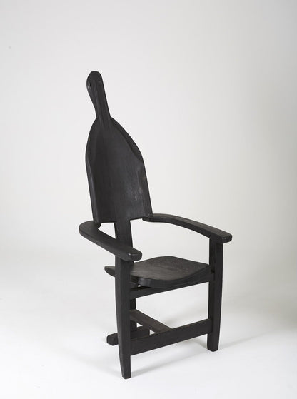 Chaise trône en bois massif teinté noir du designer Rudi Muth, 1987. Elle est signée et datée à la main sous l’assise. Bon état, légères traces d’usure.