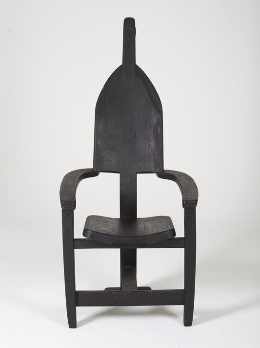 Chaise trône en bois massif teinté noir du designer Rudi Muth, 1987. Elle est signée et datée à la main sous l’assise. Bon état, légères traces d’usure.