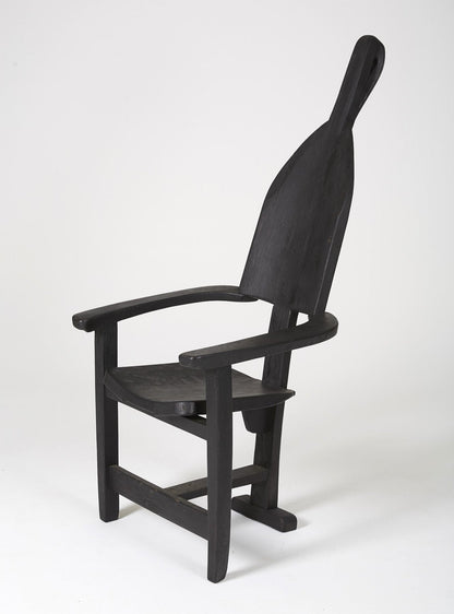 Chaise trône en bois massif teinté noir du designer Rudi Muth, 1987. Elle est signée et datée à la main sous l’assise. Bon état, légères traces d’usure.