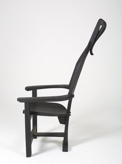 Chaise trône en bois massif teinté noir du designer Rudi Muth, 1987. Elle est signée et datée à la main sous l’assise. Bon état, légères traces d’usure.