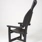 Chaise trône en bois massif teinté noir du designer Rudi Muth, 1987. Elle est signée et datée à la main sous l’assise. Bon état, légères traces d’usure.