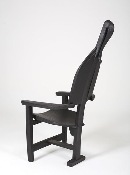 Chaise trône en bois massif teinté noir du designer Rudi Muth, 1987. Elle est signée et datée à la main sous l’assise. Bon état, légères traces d’usure.