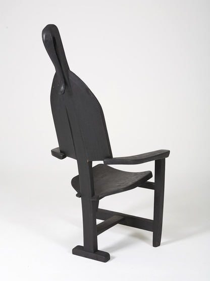 Chaise trône en bois massif teinté noir du designer Rudi Muth, 1987. Elle est signée et datée à la main sous l’assise. Bon état, légères traces d’usure.