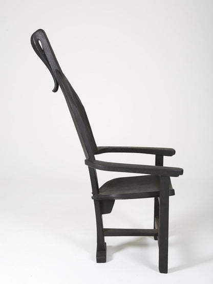 Chaise trône en bois massif teinté noir du designer Rudi Muth, 1987. Elle est signée et datée à la main sous l’assise. Bon état, légères traces d’usure.