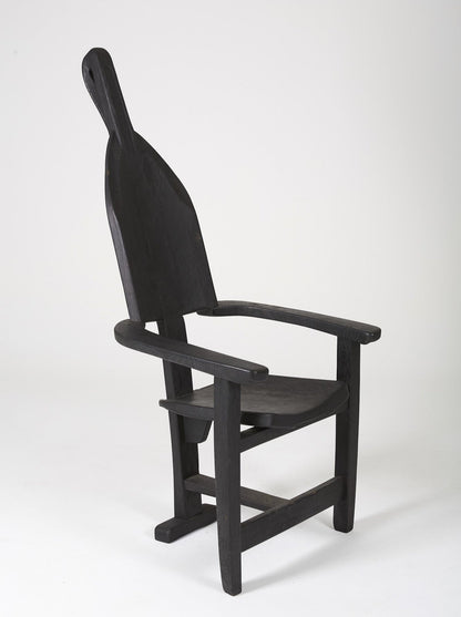 Chaise trône en bois massif teinté noir du designer Rudi Muth, 1987. Elle est signée et datée à la main sous l’assise. Bon état, légères traces d’usure.