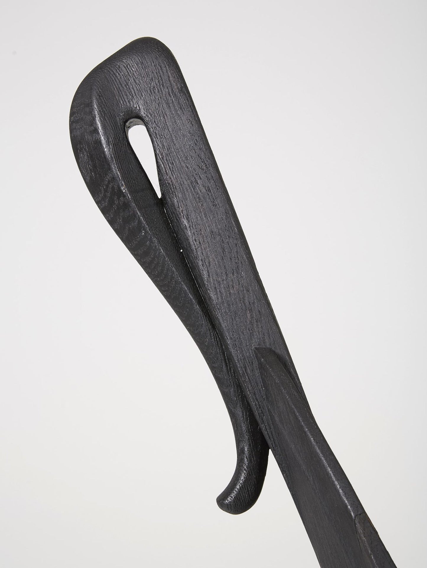 Chaise trône en bois massif teinté noir du designer Rudi Muth, 1987. Elle est signée et datée à la main sous l’assise. Bon état, légères traces d’usure.
