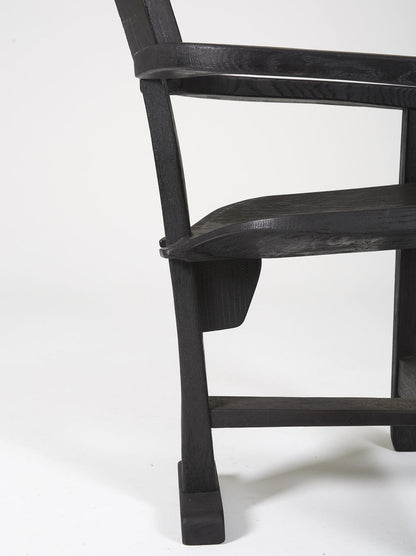 Chaise trône en bois massif teinté noir du designer Rudi Muth, 1987. Elle est signée et datée à la main sous l’assise. Bon état, légères traces d’usure.